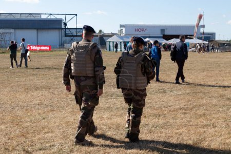 Téléchargez les photos : Morlaix, France - 18 septembre 2022 : Deux soldats de la base aéronautique navale de Landivisiau patrouillent pendant le Breizh Air Show. - en image libre de droit