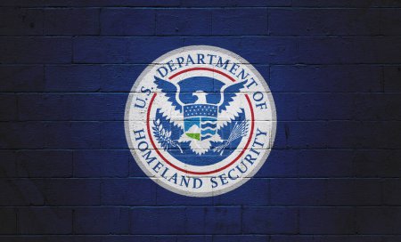 Foto de la bandera del Departamento de Seguridad Nacional pintada en una pared