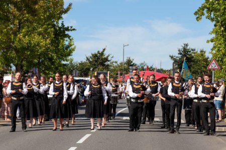 Foto de Landerneau, Francia - 10 de julio de 2022: Músicos del Bagad ar meilhou glaz de Quimper durante el festival Kann an loar. - Imagen libre de derechos