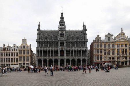 Foto de Bruselas, Bélgica - 26 de agosto de 2017: Multitud de turistas frente a la King House (Maison Du Roi) en la plaza de la ciudad (Grand Place) en Bruselas. - Imagen libre de derechos