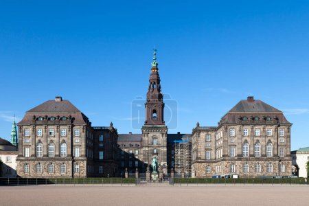 Téléchargez les photos : Copenhague, Danemark - 28 juin 2019 : Le Palais Christiansborg est un palais et un bâtiment du gouvernement sur l'îlot de Slotsholmen. - en image libre de droit