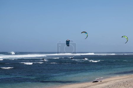 Téléchargez les photos : Saint-Pierre, La Reunion - June 09 2017: People enjoying kite surfing during lunch break at the beach in Saint-Pierre de la Reunion. - en image libre de droit