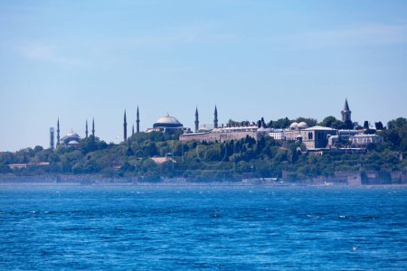 Foto de Istanbul, Turkey - May 12 2019: The Topkapi Palace, or the Seraglio, is a large museum in Istanbul, Turkey. In the 15th century, it served as the main residence and administrative headquarters of the Ottoman sultans. - Imagen libre de derechos