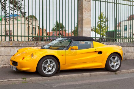 Foto de Lamorlaye, France - September 06 2020: The Lotus Elise is a two-seat, rear-wheel drive, mid-engined roadster conceived by the British manufacturer Lotus Cars. - Imagen libre de derechos