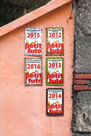 Téléchargez les photos : Saint Denis, La Réunion - 17 novembre 2016 : Entrée du restaurant L Gadiamb présentant ses récompenses reçues de 2012 à 2016 par le Petit Fute, l'équivalent français de TripAdvisor fondé en 1976. - en image libre de droit