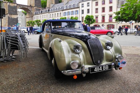 Foto de Morlaix, Francia - 22 de mayo de 2022: 1951 Lagonda 2.6 drophead coupe aparcado en un estacionamiento. - Imagen libre de derechos