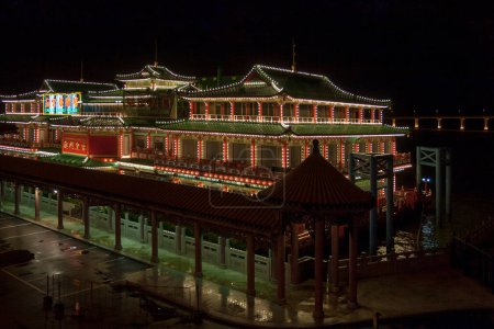Foto de Macao, China - 16 de agosto de 2007: El Palacio de Macao es el casino más pequeño de Macao. Se encuentra en una barcaza amarrada adyacente y a cinco minutos a pie de la terminal del ferry. - Imagen libre de derechos