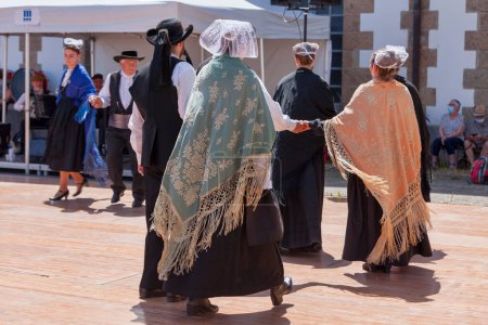 Foto de Morlaix, Francia - 18 de julio de 2021: Grupo de bailarines bretones en traje tradicional - Imagen libre de derechos