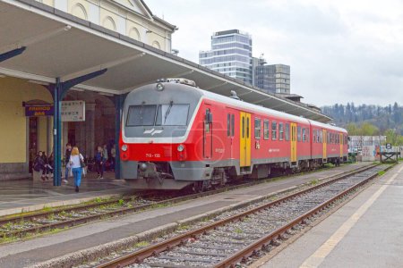 Foto de Liubliana, Eslovenia - 09 de abril de 2019: La serie SZ 713 es una serie de unidades múltiples diesel de dos coches operada por los Ferrocarriles Eslovenos. - Imagen libre de derechos