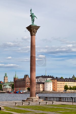 Téléchargez les photos : Stockholm, Suède - 22 juin 2019 : Le monument d'Engelbrekt devant la mairie par le Riddarfjrden. - en image libre de droit