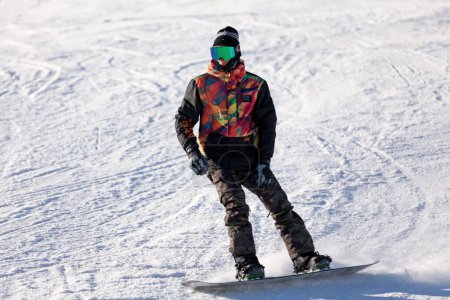 Foto de Pas de la Casa, Andorra, 07 de diciembre de 2019: Snowboarder en la pista de esquí de Grandvalira, la estación de esquí más grande de los Pirineos y el sur de Europa. - Imagen libre de derechos