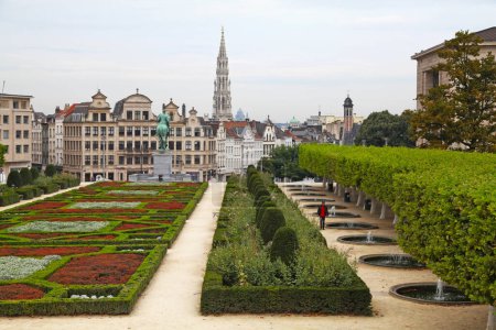 Foto de Bruselas, Bélgica - 26 de agosto de 2017: El Kunstberg (holandés) o Mont des Arts (francés), que significa "colina / monte de las artes", es un sitio histórico en el centro de Bruselas, Bélgica. - Imagen libre de derechos