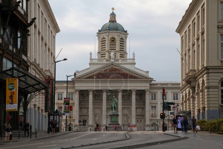 Téléchargez les photos : Bruxelles, Belgique - 26 août 2017 : Place Royale avec au centre la statue de Godefroid de Bouillon, et derrière, l'église Saint-Jacques-sur-Coudenberg. - en image libre de droit