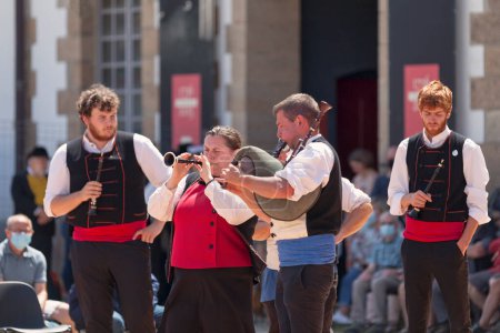 Téléchargez les photos : Morlaix, France - 18 juillet 2021 : Un Bagad (orchestre breton) en costume traditionnel jouant aux bombes et biniou (cornemuse bretonne)). - en image libre de droit