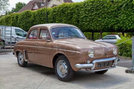 Téléchargez les photos : Lamorlaye, France - September 06 2020: The Renault 8 Gordini 1300 was prepared by Amedeo Gordini in 1964. - en image libre de droit