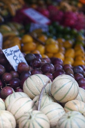 Foto de Puesto de frutas de un mercado de agricultores llamado Le petit marche en Saint Denis, Isla Reunión. - Imagen libre de derechos