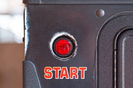 Téléchargez les photos : Close-up on a push start button of a vintage pinball machine. - en image libre de droit
