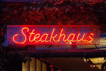 Téléchargez les photos : Gros plan sur une lumière au néon en forme de le mot "Steakhaus". - en image libre de droit