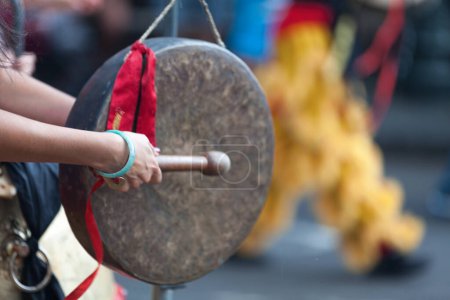 Téléchargez les photos : Musician playing with a gong during the Guan Di Festival. - en image libre de droit