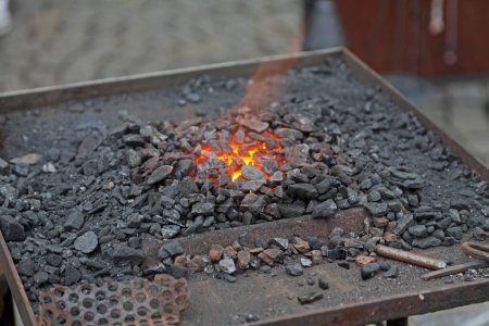 Téléchargez les photos : Coal fire in the forge of a blacksmith's workshop in Prague. - en image libre de droit