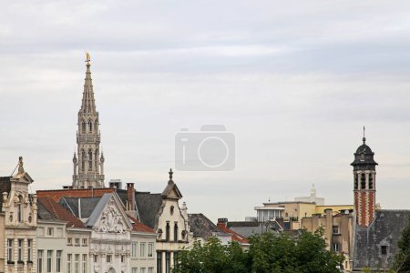 Foto de Vista de Bruselas desde el Mont des Arts con la Iglesia Sainte Marie-Madeleine y el Ayuntamiento de Bruselas. - Imagen libre de derechos