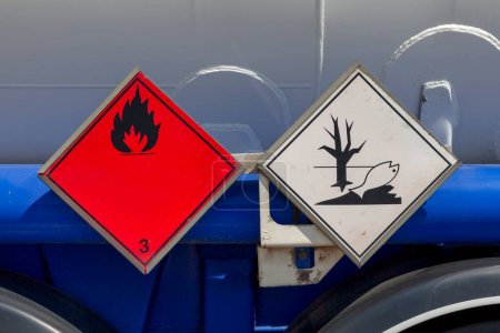 Gefahrgut-Schilder an einem Tanklastzug. Die rote Plakette weist darauf hin, dass es sich bei der Ware um eine brennbare Flüssigkeit handelt und dass es sich auch um eine umweltgefährliche Substanz handelt..