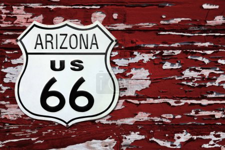 Téléchargez les photos : Gros plan sur un panneau Arizona US 66 vissé sur un mur en bois peint en rouge. - en image libre de droit