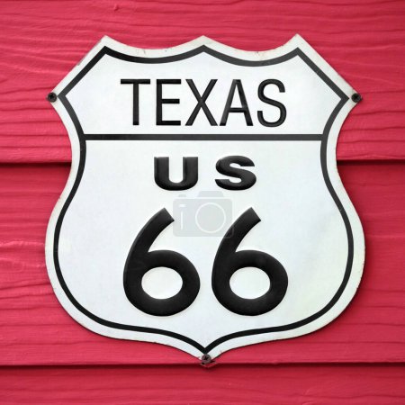 Téléchargez les photos : Gros plan sur un panneau Texas US 66 vissé sur un mur en bois peint en rouge. - en image libre de droit