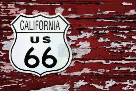 Téléchargez les photos : Gros plan sur un panneau de route California US 66 vissé sur un mur en bois peint en rouge. - en image libre de droit