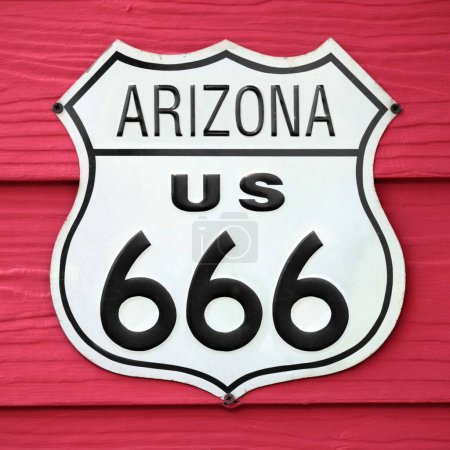 Téléchargez les photos : Gros plan sur un panneau Arizona US 666 vissé sur un mur en bois peint en rouge. - en image libre de droit
