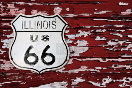 Téléchargez les photos : Gros plan sur un panneau de route Illinois US 66 vissé sur un mur en bois peint en rouge. - en image libre de droit