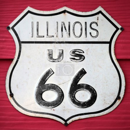 Téléchargez les photos : Gros plan sur un panneau de route Illinois US 66 vissé sur un mur en bois peint en rouge. - en image libre de droit