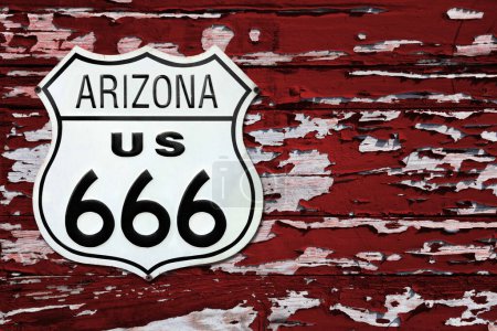 Téléchargez les photos : Gros plan sur un panneau Arizona US 666 vissé sur un mur en bois peint en rouge. - en image libre de droit