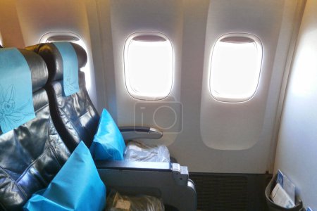 Téléchargez les photos : Row of empty seats of the Economy class in a Boeing 777-300 ER. - en image libre de droit