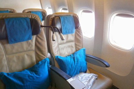 Téléchargez les photos : Row of empty seats of the Business class in a Boeing 777-300 ER. - en image libre de droit