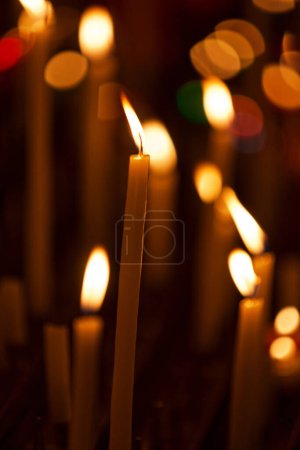 Téléchargez les photos : Close-up on lited prayer candles in a church. - en image libre de droit