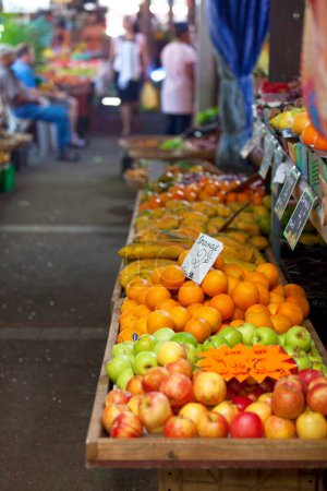 Foto de Fruit stall from a farmers market in Saint Denis, Reunion Island. - Imagen libre de derechos