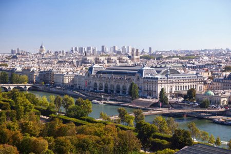 Téléchargez les photos : Vue aérienne de Paris centrée sur le Musée d'Orsay mais incluant aussi la Seine, le Jardin des Tuileries, le Musée National de la Légion d'Honneur et des ordres de chevalerie, l'Université Paris Descartes et l'Eglise Saint-Sulpice - en image libre de droit