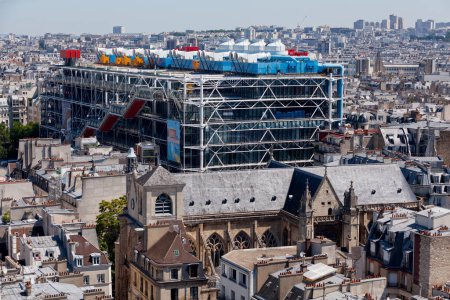 Foto de París, Francia - 07 de julio 2017: Iglesia de Saint-Merri por detrás, el Centro Pompidou. - Imagen libre de derechos