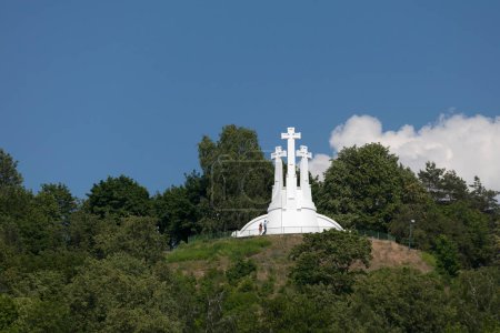 Foto de Vilna, Lituania - 12 de junio de 2019: Tres cruces es un monumento prominente en la capital lituana, en la colina de las tres cruces, originalmente conocida como la colina calva, en Kalnai Park. - Imagen libre de derechos