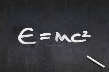 Téléchargez les photos : Tableau noir avec E égal mc2, la célèbre formule d'Albert Einstein dessinée au milieu. - en image libre de droit