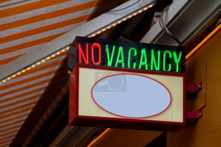 Téléchargez les photos : Panneau de l'hôtel affichant un néon "Pas de vacance" avec une copie scape ci-dessous. - en image libre de droit