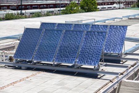 Téléchargez les photos : Panneaux solaires sur le toit d'un bâtiment à Madrid. - en image libre de droit