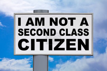 Téléchargez les photos : Gros plan sur un panneau blanc contre un ciel bleu avec le message "Je ne suis pas un citoyen de seconde classe" écrit en noir au milieu. - en image libre de droit