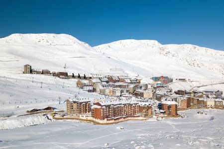 Foto de Pas de la Casa, Andorra - 15 de noviembre de 2019: Vista aérea de Pas de la Casa, una ciudad andorrana en la frontera francesa, conocida por sus tiendas libres de impuestos y sus pistas de esquí. - Imagen libre de derechos
