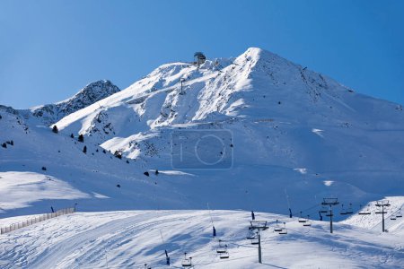 Foto de Remonte que se dirige hacia la cima de las montañas nevadas de Grandvalira desde el Pas de la Casa. - Imagen libre de derechos