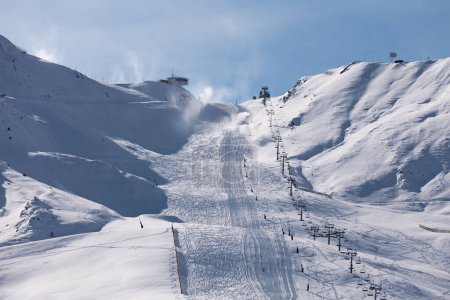Foto de Remonte que se dirige hacia la cima de las montañas nevadas de Grandvalira desde el Pas de la Casa. - Imagen libre de derechos