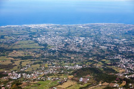 Téléchargez les photos : Vue aérienne de la Plaine des Cafres et de l'océan Indien avec la ville de Saint-Pierre et Le Tampon ainsi que l'Aeroport de Pierrefonds au bord de la mer. - en image libre de droit
