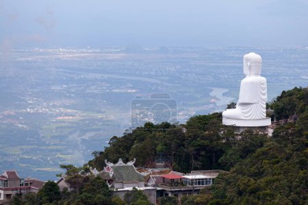 Téléchargez les photos : Statue de Bouddha blanc surplombant Da Nang depuis la pagode Linh Ung au sommet des collines de Ba Na au Vietnam. - en image libre de droit