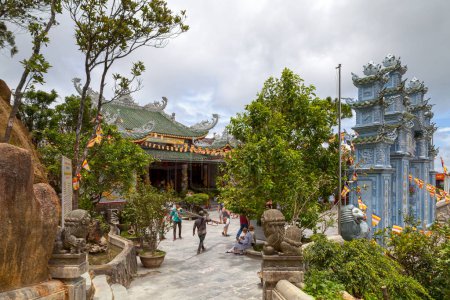 Foto de Ba Na Hills, Vietnam - 22 de agosto de 2018: La pagoda Linh Ung en las colinas de Ba Na, cerca de Da Nang, Vietnam. Las colinas de Ba Na se encuentran en las montañas Truong Son, que forman parte de la cordillera Annamita.. - Imagen libre de derechos